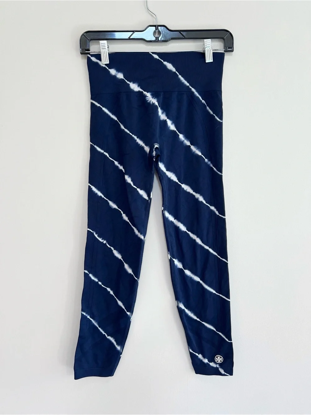 Tory Burch Tory Sport Shibori Tie-Dye Seamless 7/8 Legging in Navy Blue/White, M